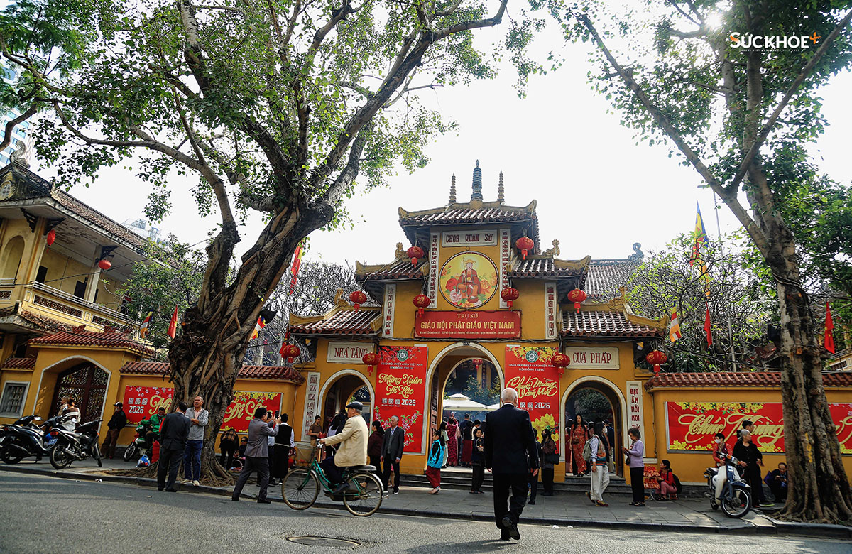 Hình ảnh chùa Quán Sứ Tết yên bình dưới nắng sớm sáng mùng 1 Tết. Tọa lạc trên phố Quán Sứ, chùa Quán Sứ từ lâu được biết đến là một trong những ngôi chùa linh thiêng bậc nhất Thủ đô.