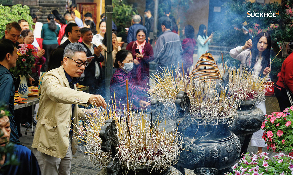Bên trong khuôn viên chùa, khói hương nghi ngút, người dân nô nức xếp hàng vào dâng hương, cầu  nguyện, tạo nên không gian linh thiêng giữa lòng Thủ đô.