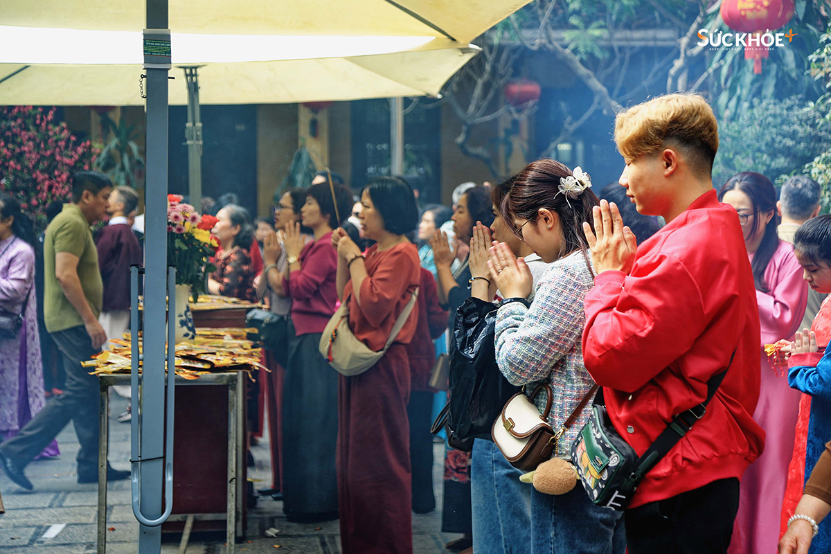 Đối với nhiều bạn trẻ, đi chùa không chỉ là cầu xin điều tốt đẹp mà còn là thời gian để tri ân và thể hiện sự tôn kính với Phật, tổ tiên và các đấng thần linh đã che chở trong suốt một năm qua.