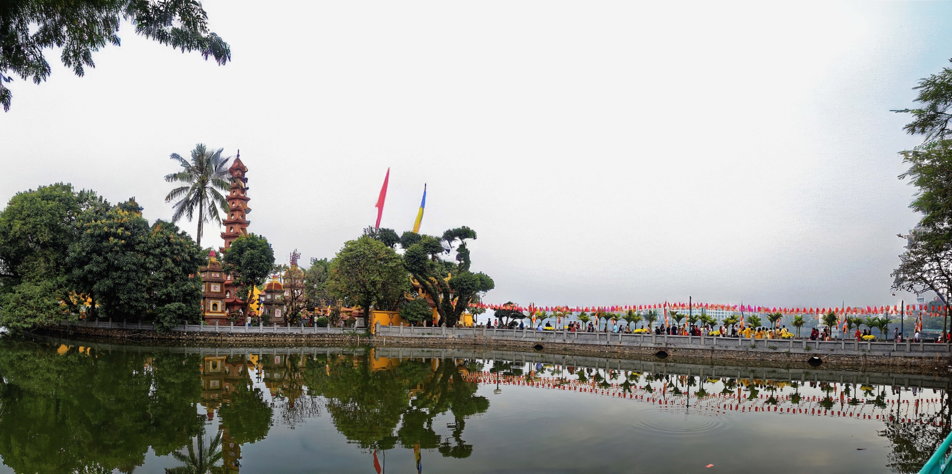 Tại chùa Trấn Quốc (quận Tây Hồ, Hà Nội), từ sáng sớm người dân và du khách đến du xuân, vãn cảnh, dâng hương lễ Phật, cầu mong bình an và xin lộc đầu năm.

