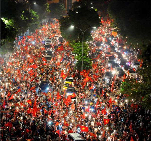 Niềm vui bất tận và những màn đi bão rực lửa của người hâm mộ bóng đá Việt Nam sau mỗi chiến thắng - Ảnh: Soha