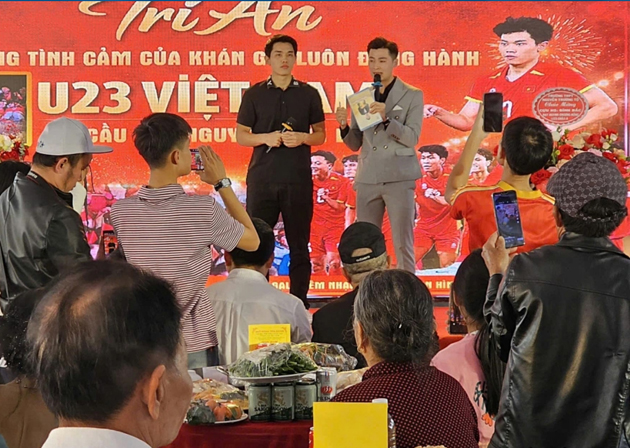 Gia đình cầu thủ Đình Bắc tổ chức tiệc tri ăn bà con hàng xóm - Ảnh: VOV