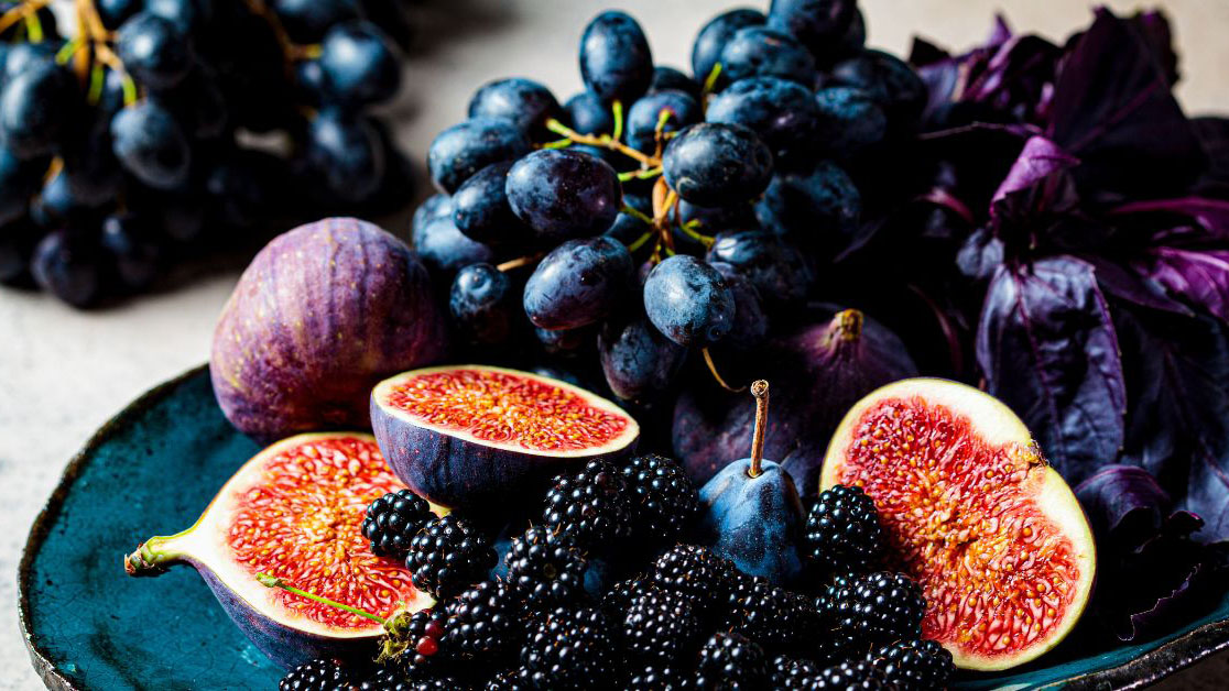 Rau củ quả màu đậm giàu chất chống oxy hóa và chất xơ, hỗ trợ kiểm soát cân nặng và giảm stress oxy hóa liên quan đến béo phì