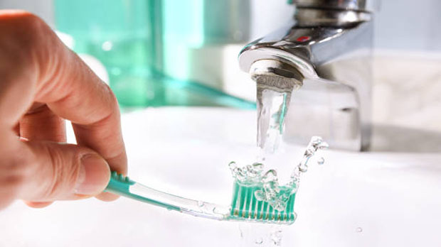 Bàn chải đánh răng đặt gần bồn cầu hoặc luôn trong tình trạng ẩm ướt làm tăng nguy cơ nhiễm vi khuẩn