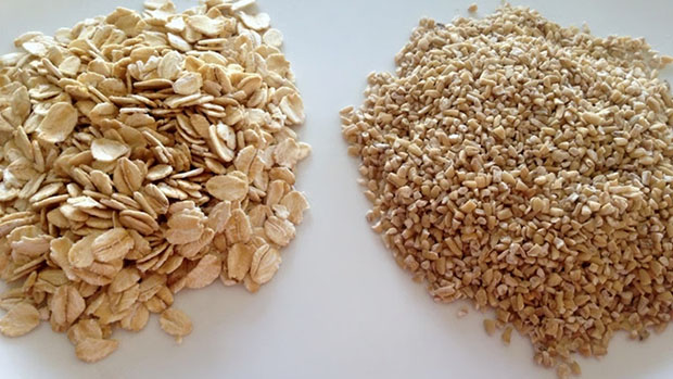 Yến mạch cán dẹt (bên trái) nấu nhanh chín hơn yến mạch cắt (bên phải)