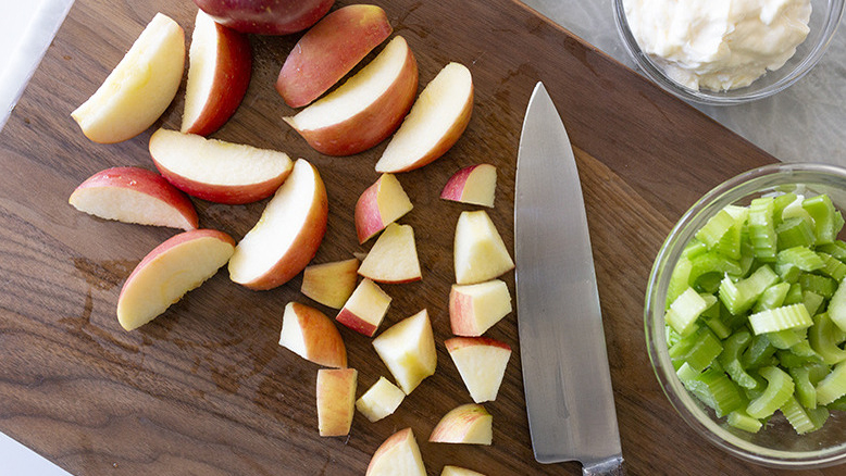 Các loại rau củ giòn như cà rốt, cần tây, táo giúp hạn chế mảng bám răng