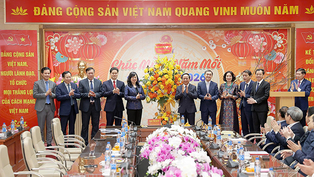 Trưởng Ban Tuyên giáo và Dân vận Trung ương Trịnh Văn Quyết tặng hoa chúc mừng Bộ Y tế nhân kỷ niệm 71 năm Ngày Thầy thuốc Việt Nam - Ảnh: Báo sức khỏe và Đời sống