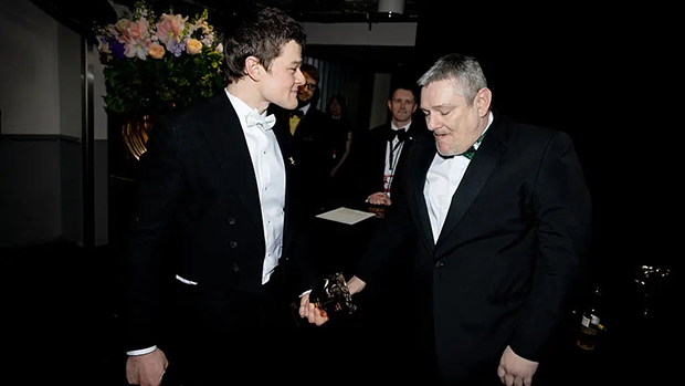 Diễn viên Robert Aramayo (bên trái) và nhà hoạt động John Davidson (bên phải) sau thành công của phim I Swear tại BAFTA 2026 - Ảnh: Ladible
