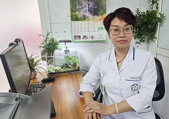 Điều dưỡng Phạm Thị Thúy Hà công tác tại Trung tâm chống độc, Bệnh viện Bạch Mai. Ảnh: BVCC
