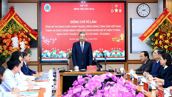 Tổng Bí thư trao đổi với lãnh đạo Bộ Y tế và Bệnh viện Hữu Nghị chiều 27/2 - Ảnh: Cổng thông tin Bộ Y tế