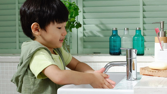 Rửa tay bằng xà phòng và không dùng chung đồ cá nhân giúp phòng ngừa viêm amidan ở trẻ hiệu quả