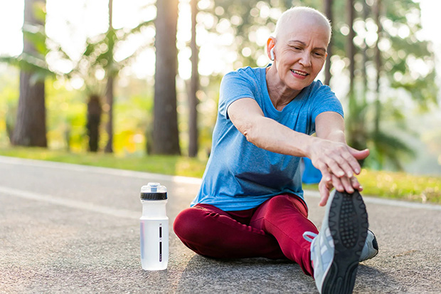 Vận động nhẹ như đi bộ chậm, tập thở cơ hoành giúp cải thiện chức năng phổi và giảm cảm giác khó thở