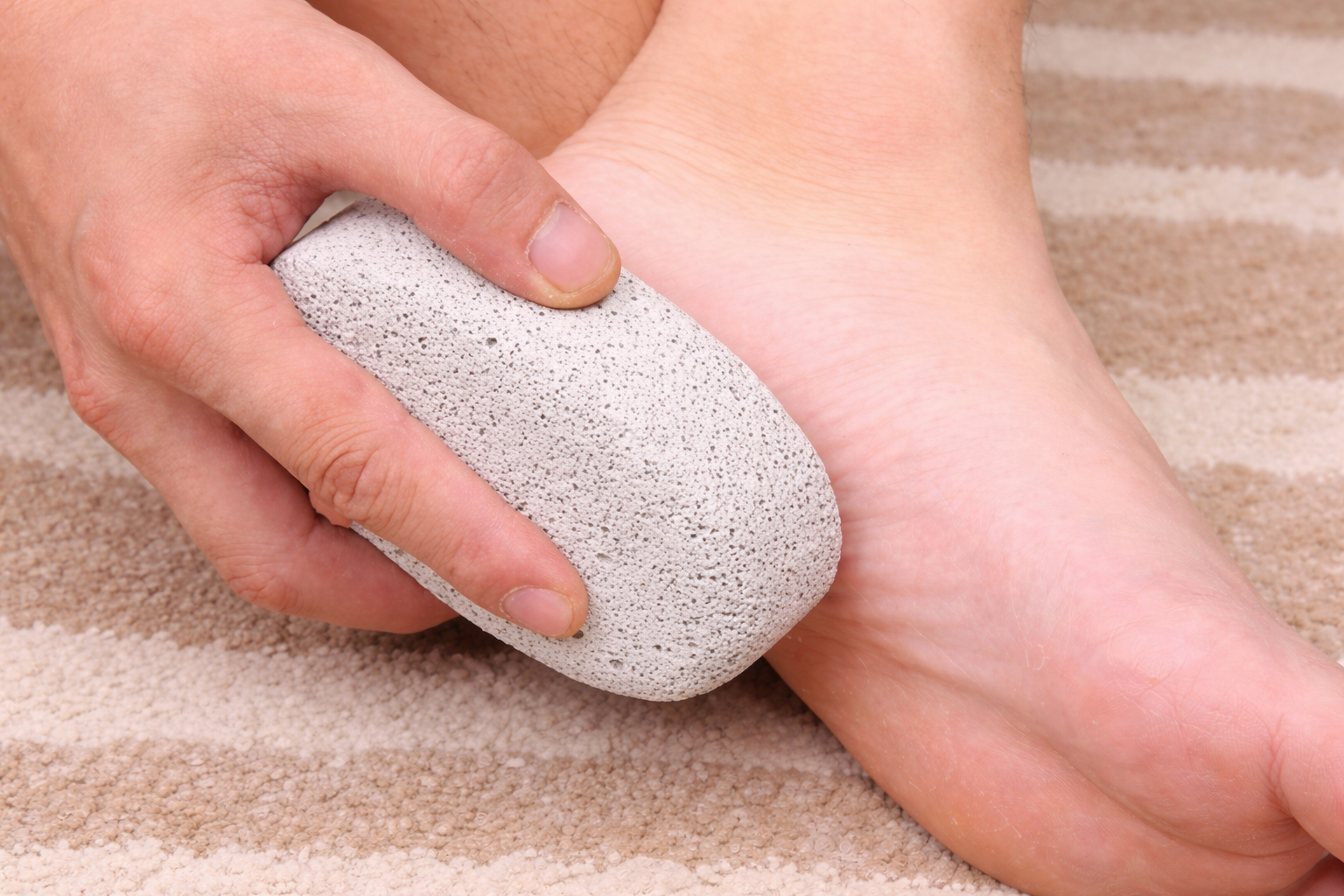 Đá bọt (pumice) là loại đá núi lửa dạng xốp, nhẹ, chứa nhiều bọt khí