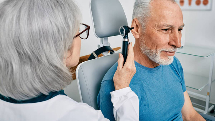 người cao tuổi nên thăm khám chuyên khoa tai mũi họng khi bị ù tai kéo dài để phát hiện sớm nguy cơ
