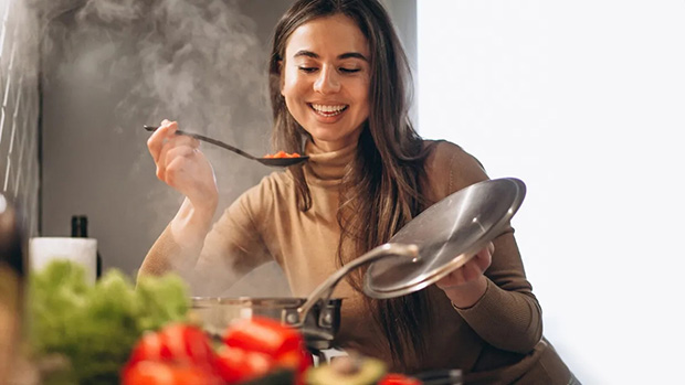 Khi nấu ăn trong chánh niệm, bạn cần dùng giác quan để cảm nhận mùi, vị, hương, sắc của món ăn