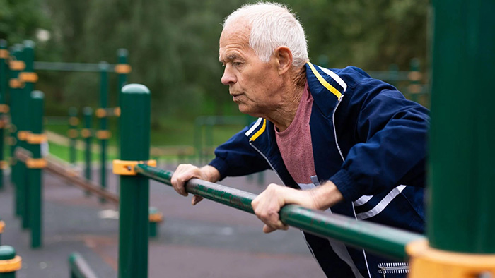 Chống đẩy dốc lên trên các điểm tựa cao là bài tập an toàn cho người mới bắt đầu