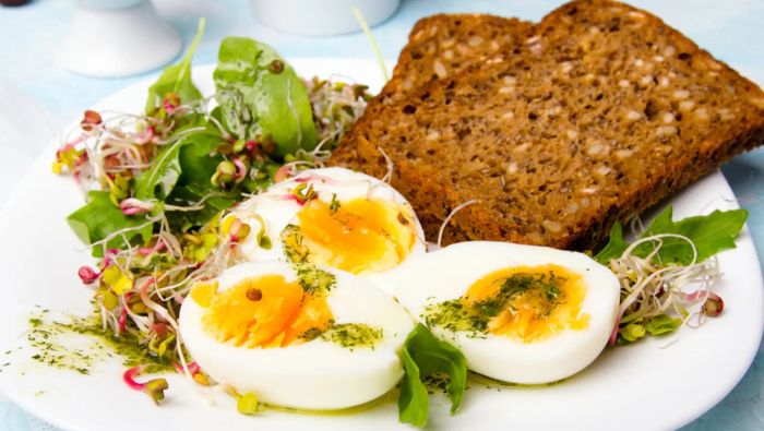 Bánh mì nguyên cám ăn kèm trứng là bữa sáng lành mạnh cho người cần giảm cân
