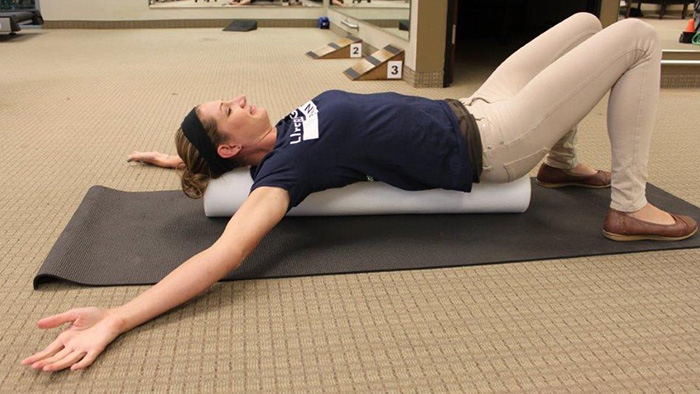 Từ tư thế giãn cơ chữ T, đưa tay lên cao thành hình chữ Y và cảm nhận cơ ngực được kéo căng