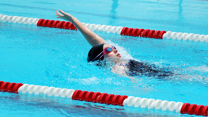 Bơi lội được xem là một bài tập aerobic thân thiện cho người bị đau lưng  