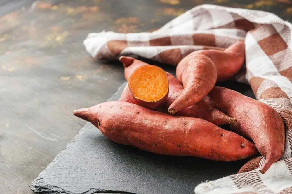 Khoai lang chứa hàm lượng cao beta-carotene (tiền chất vitamin A)