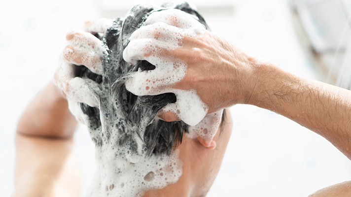 Sulfate là chất tạo bọt, tẩy rửa mạnh phổ biến trong dầu gội, nhưng lại tẩy sạch lớp dầu tự nhiên, khiến tóc và da đầu suy yếu