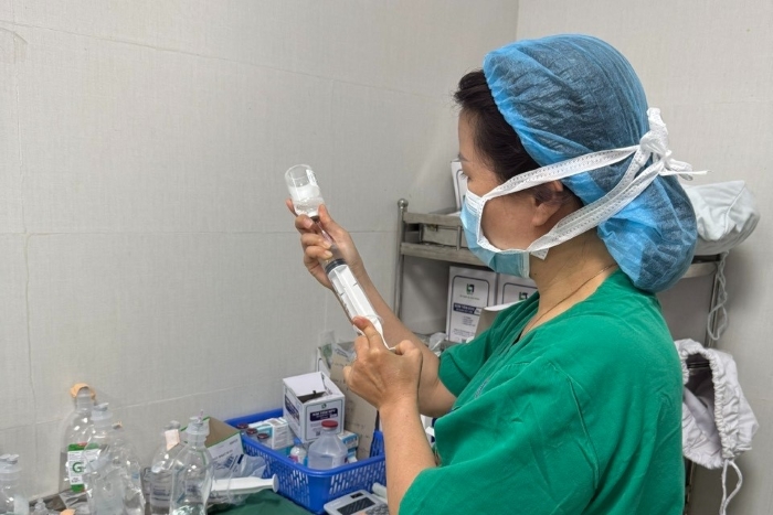 Bác sĩ của Bệnh viện Phụ sản – Nhi Đà Nẵng đang chuẩn bị thuốc để tiêm cho bệnh nhân - Ảnh: suckhoedoisong.vn