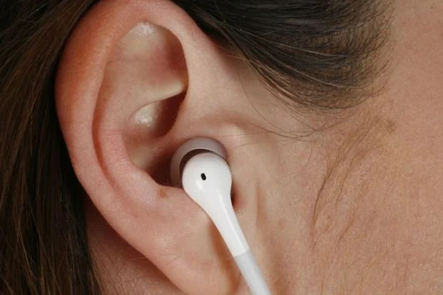 Tai nghe nhét tai có thể làm bít ống tai và tạo môi trường nóng ẩm phù hợp cho vi khuẩn