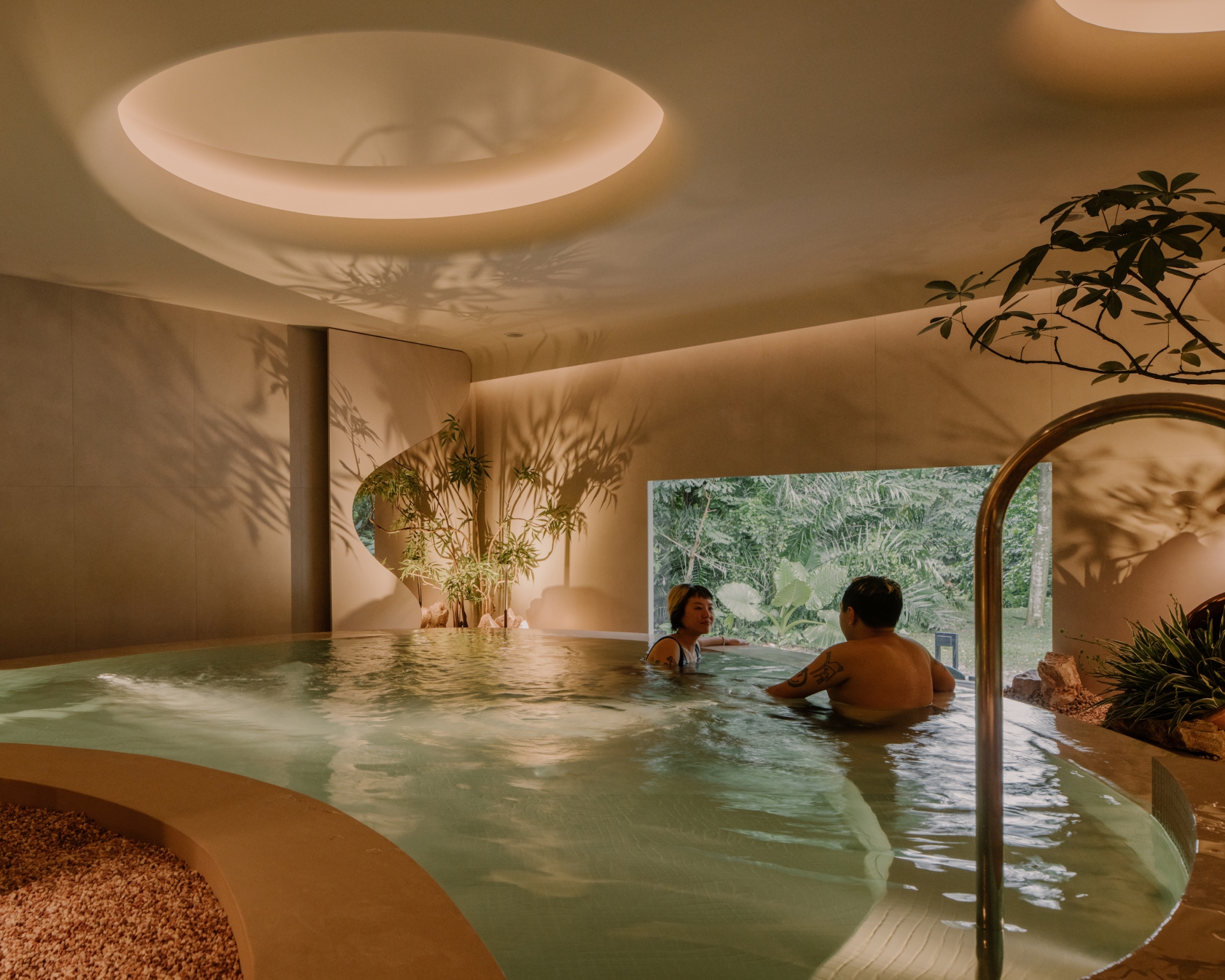 Thư giãn tại khu tắm khoáng Nowhere Baths - Ảnh: nowherebaths.com