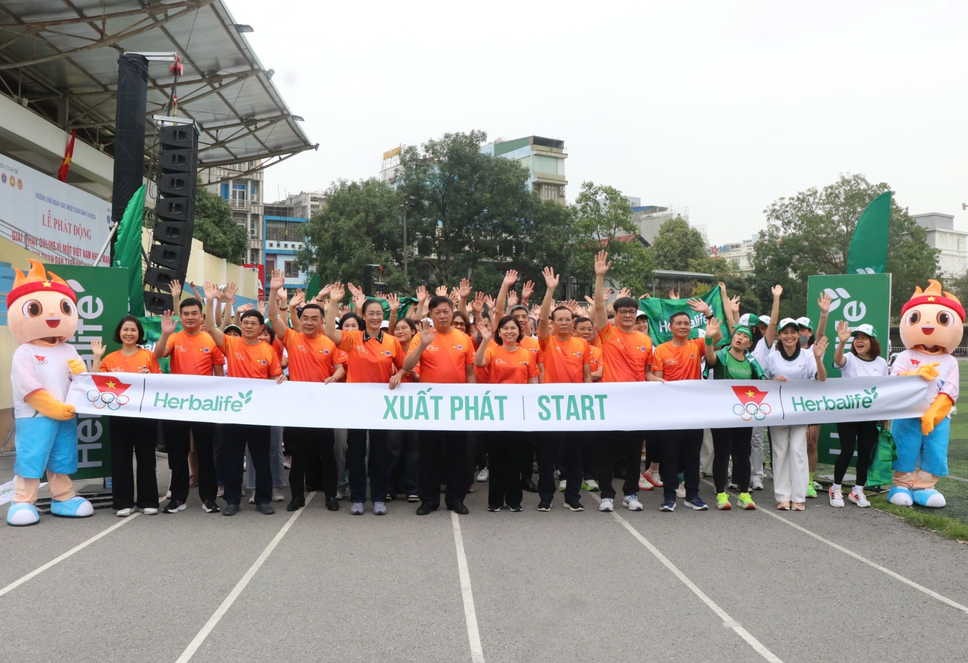 Các đại biểu tham gia chạy hưởng ứng cự ly ngắn ngay sau lễ phát động, chính thức mở đầu cho Giải chạy online 'Vì một Việt Nam khỏe mạnh' năm 2026 - Ảnh: MOH