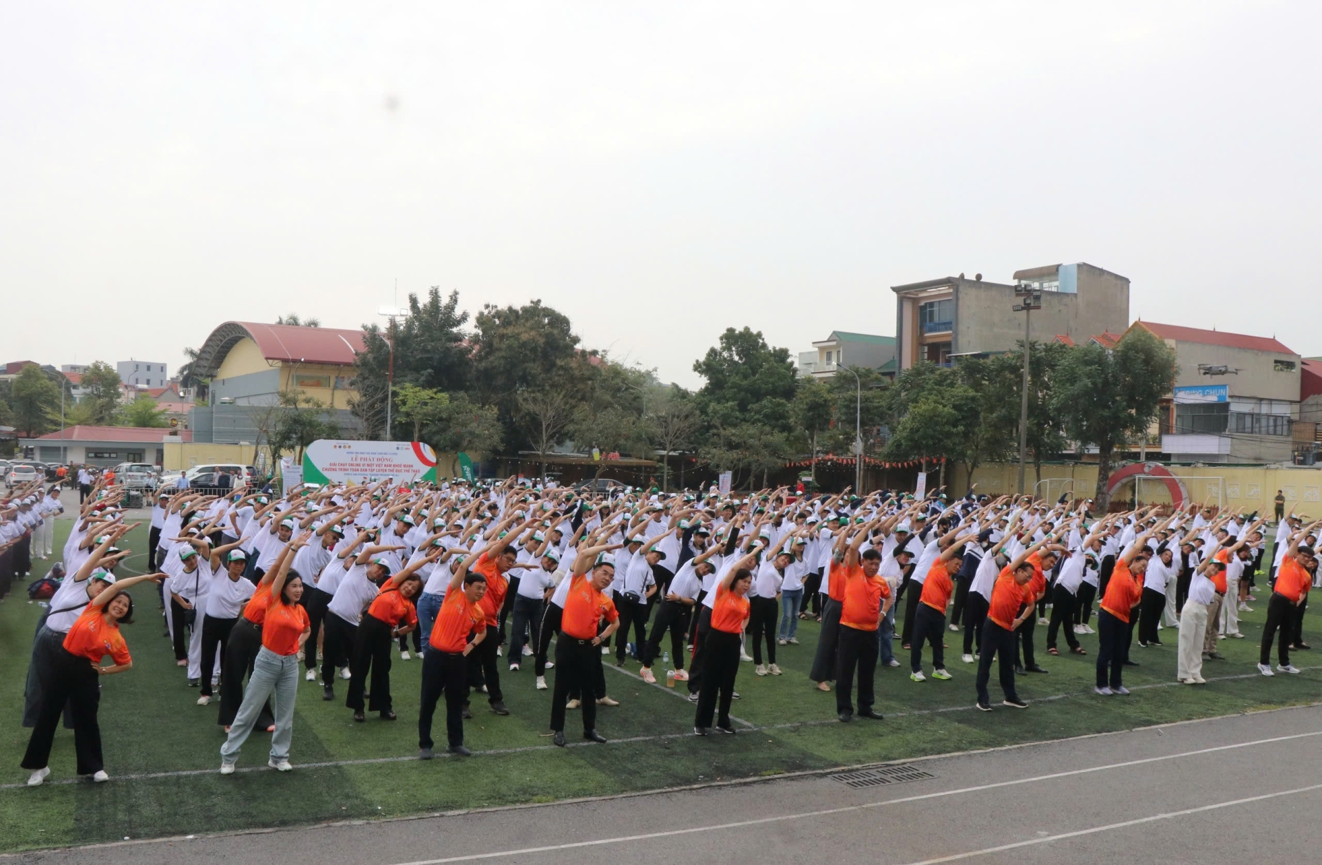 Các đại biểu, vận động viên và người dân tham gia khởi động tập thể trước khi bước vào giải chạy - Ảnh: MOH