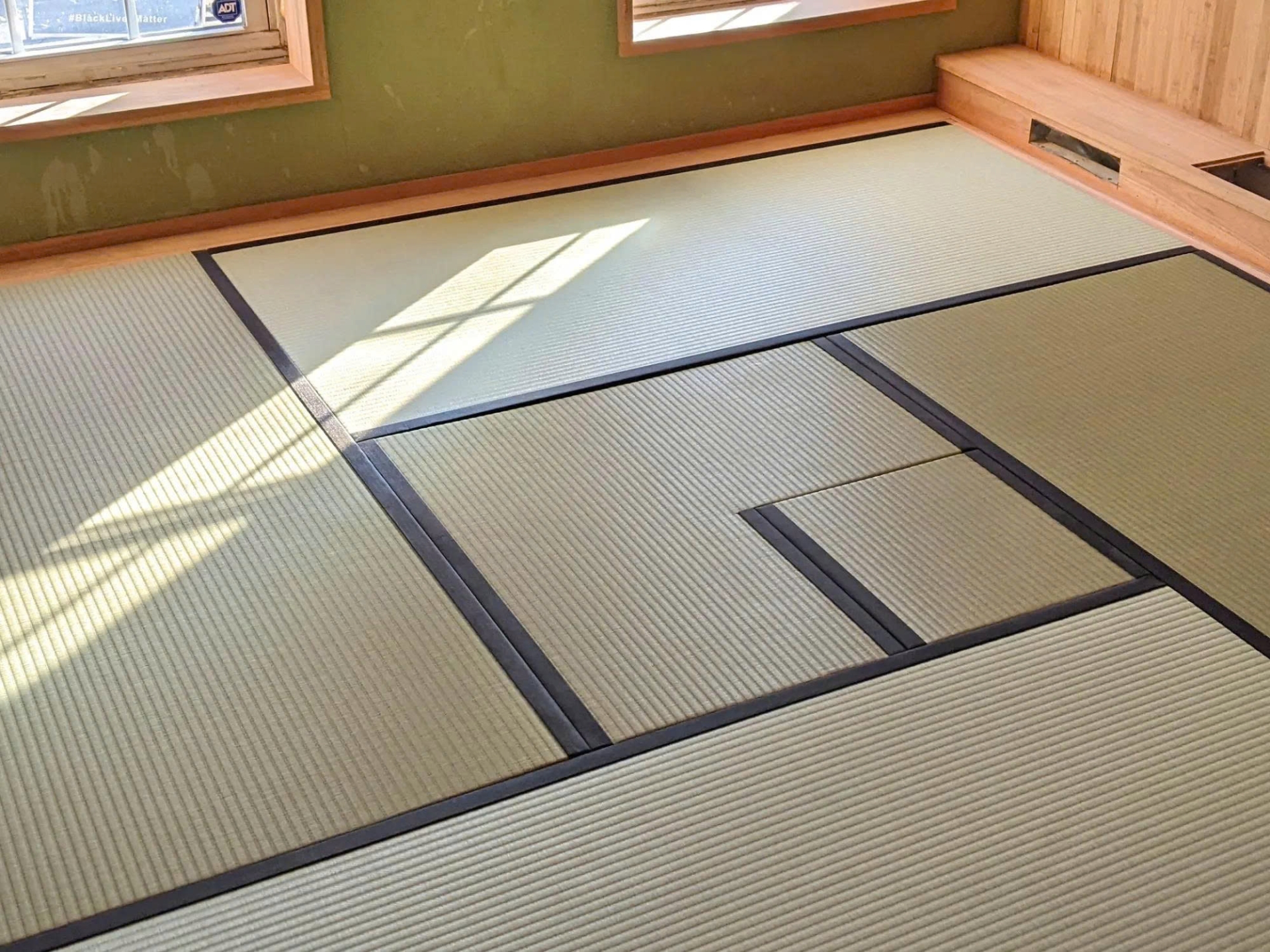 Tatami là một loại chiếu truyền thống Nhật Bản, có thể xếp lại được, dùng để trải sàn nhà - Ảnh: tatami.com