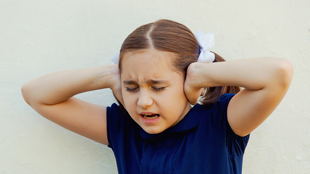Trẻ có phản ứng nhạy cảm thái quá với các yếu tố từ môi trường như tiếng ồn