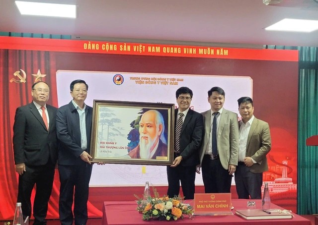 Viện Đông y Việt Nam tặng Phó Thủ tướng bức tranh Hải Thượng Lãn Ông Lê Hữu Trác - Ảnh: Thái Bình