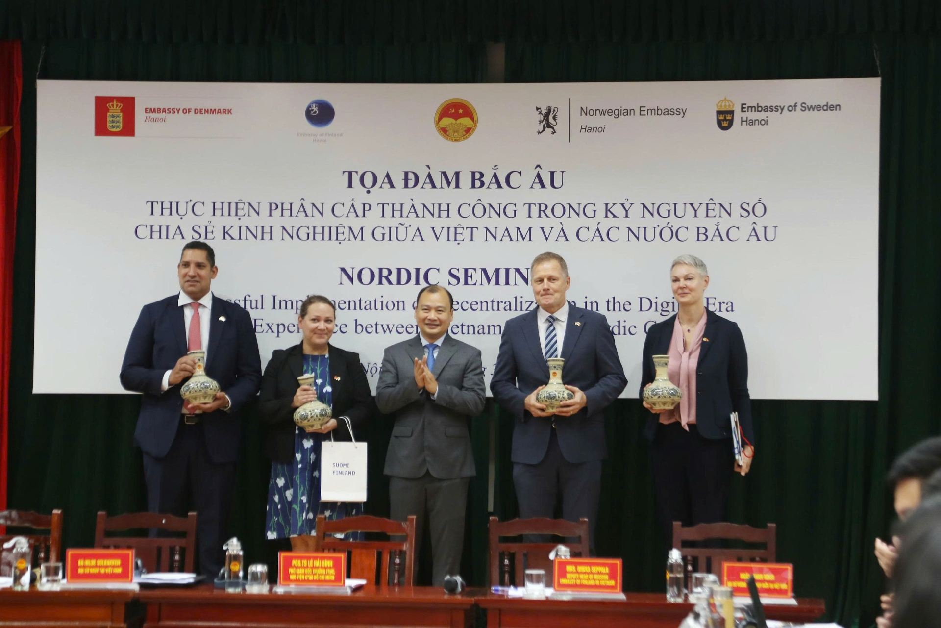 Đại sứ 4 nước Bắc Âu chụp ảnh lưu niệm cùng PGS.TS Lê Hải Bình - Ảnh: Hiệp Nguyễn/Sức khỏe+