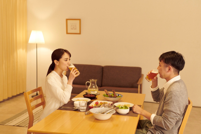 Cồn trong rượu bia làm giãn mạch, tăng độc tố và cản trở giấc ngủ sâu, khiến da xỉn màu, quầng thâm và giảm khả năng tự phục hồi.