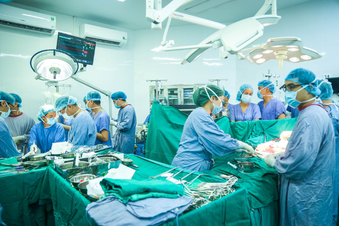 Các nhân viên y tế dốc toàn lực thực hiện ca ghép giành giật sự sống cho người bệnh - Ảnh: BVCC.