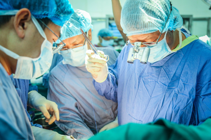 PGS.TS Dương Đức Hùng - Giám đốc BV HN Việt Đức thực hiện ghép tạng cho người bệnh - Ảnh: BVCC.
