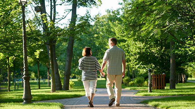 Dành thời gian đi bộ trong công viên, tiếp xúc với cây xanh giúp giảm stress và hạn chế ăn uống theo cảm xúc