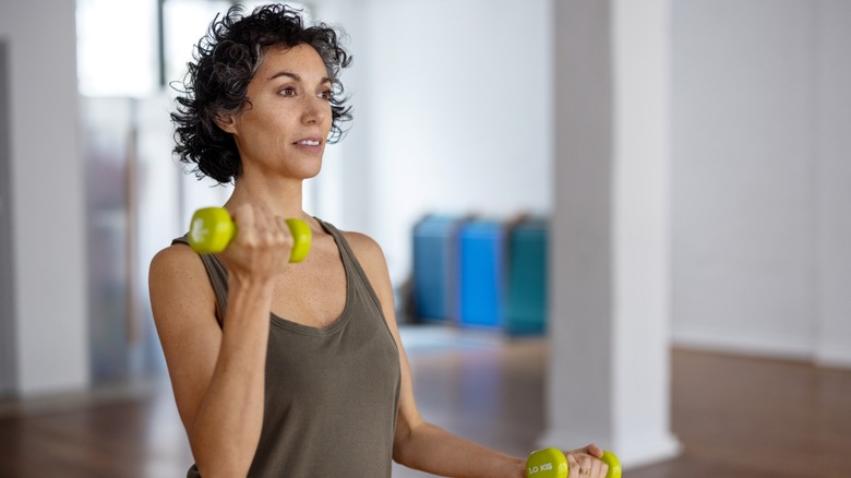 Tập kháng lực không nhất thiết phải đến phòng gym, dụng cụ đơn giản vẫn mang lại hiệu quả