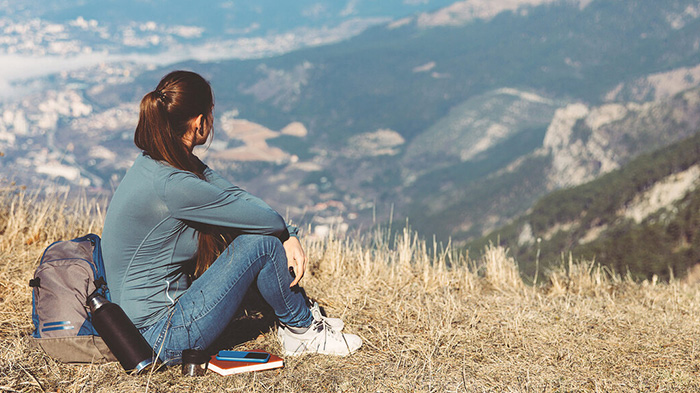 phụ nữ bị bỏ lại giữa thiên nhiên hoang dã phải đối mặt với cả nguy cơ thể chất và tâm lý