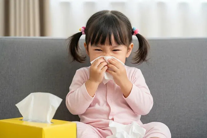 Trẻ dễ bị ho có đờm do nhiễm virus đường hô hấp như cảm lạnh, cúm