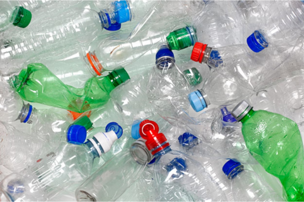 Một số nghiên cứu trước đây cũng đã cho thấy, phần lớn nước uống đóng chai đều có chứa hoá chất vĩnh cửu.