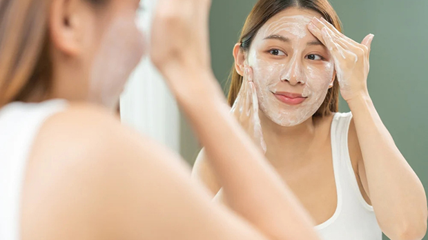 Sữa rửa mặt dịu nhẹ, không tạo bọt phù hợp cho làn da khô, nhạy cảm