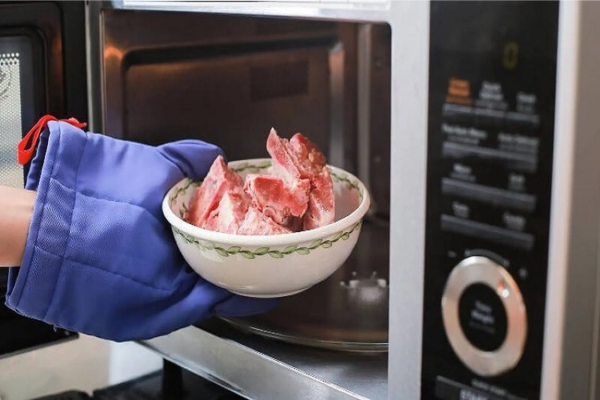Có thể rã đông thực phẩm bằng lò vi sóng, giúp rút ngắn thời gian chế biến.
