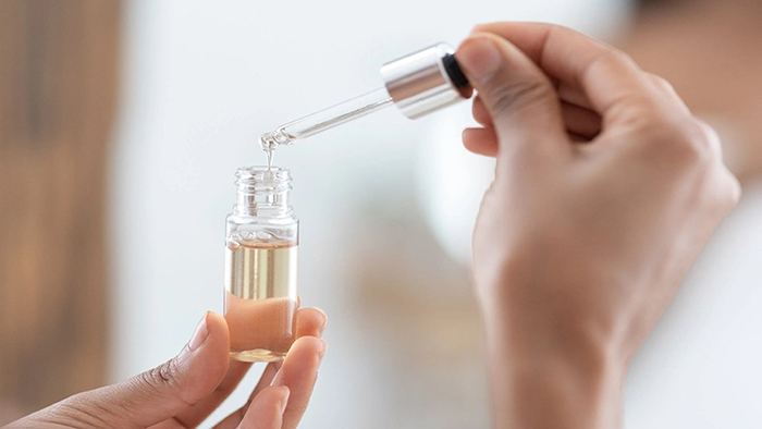 Bổ sung serum dưỡng ẩm giúp tăng khả năng giữ nước cho làn da khô