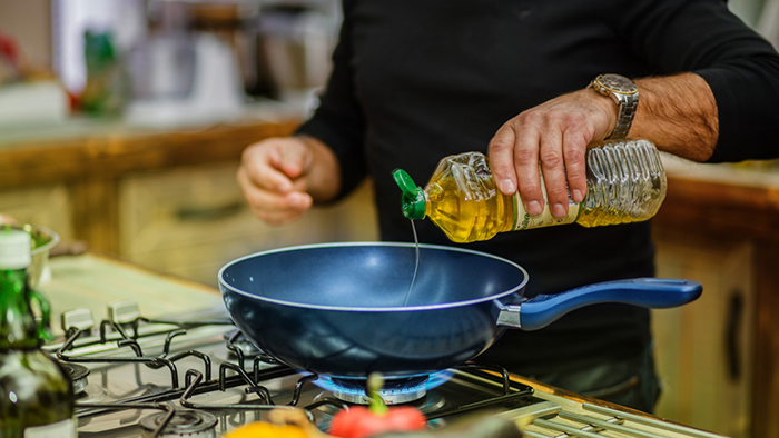 Dầu hạt cải, dầu lạc có điểm bốc khói cao nên phù hợp cho các món chiên, rán
