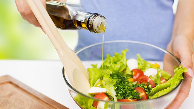 Dầu olive nguyên chất phù hợp cho các món trộn salad không cần dùng nhiệt