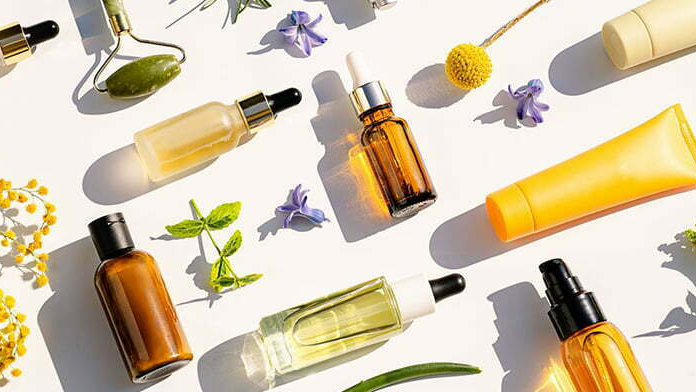 Dầu dưỡng giúp khóa ẩm, hạn chế mất nước cho da khô vào ban đêm