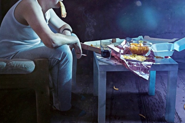 Thực phẩm siêu chế biến, đồ ăn nhanh, đồ chiên rán,... chứa nhiều chất béo xấu làm tăng lượng cholesterol trong cơ thể, ảnh hưởng xấu đến người mắc rối loạn cương dương.