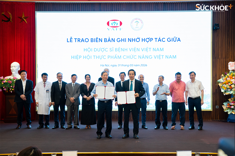 TS Nguyễn Bá Thủy, Nguyên Thứ trưởng Bộ Y tế, Phó Chủ tịch Hiệp hội Thực phẩm chức năng Việt Nam trao biên bản hợp tác với Hội Dược sĩ bệnh viện Việt Nam